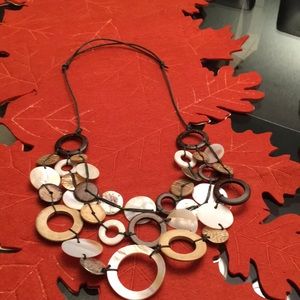 An adjustable neckless in neutral colors!!! Enjoy this natural piece!